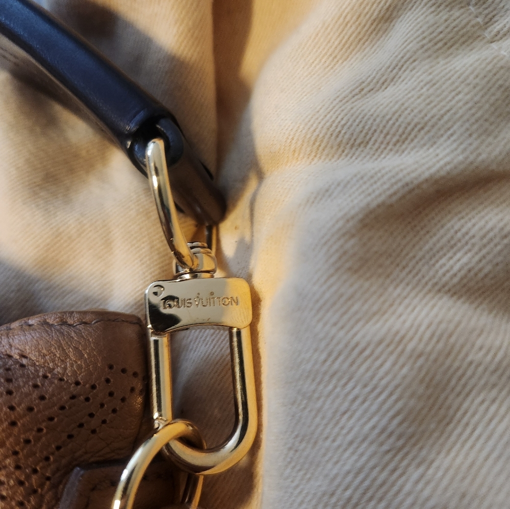 Louis Vuitton Mahina Hobo PM - Picture 6 of 10